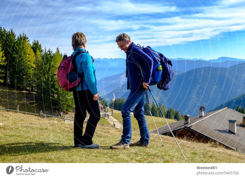 Italien, Südtirol, Überetsch-Unterland, Wanderer am Vigiljoch Wanderin Wanderinnen fröhlich Fröhlichkeit Frohsinn Heiterkeit Reisende Reisender Quality Time
