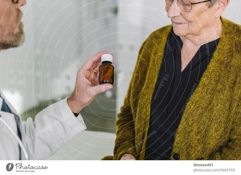 Arzt empfiehlt älteren Patienten Tabletten in der Flasche Gesundheit Gesundheitswesen medizinisch Erkrankung Erkrankungen Krankheiten Kranke Kranker Job Berufe