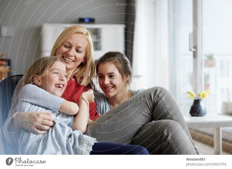 Glückliche Mutter und Töchter haben Spaß zu Hause Spass Späße spassig Spässe spaßig lachen Zuhause daheim glücklich glücklich sein glücklichsein Mami Mutti