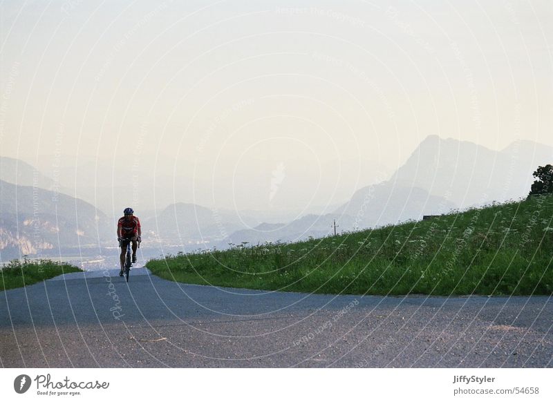 Lonelyness Fahrradfahren Sonnenuntergang Wiese Einsamkeit Landschaft Berge u. Gebirge Abend Straße Wege & Pfade Freiheit Ferne klare luft