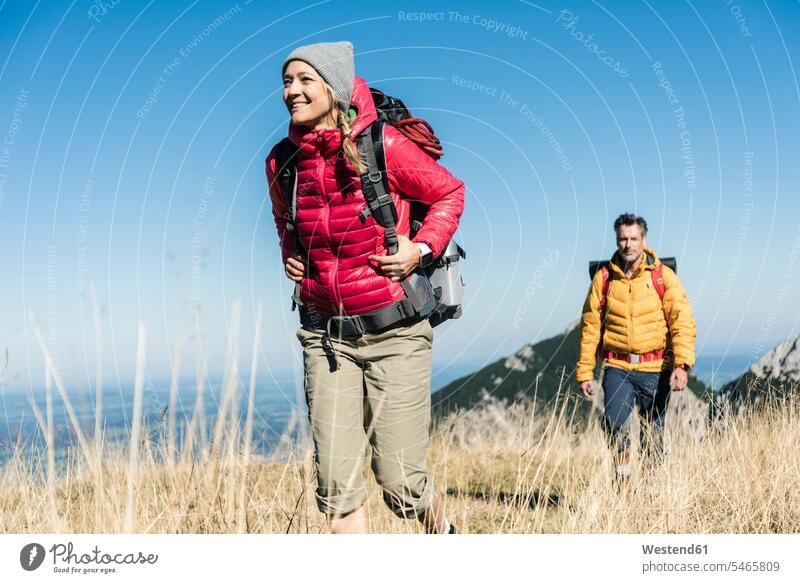 Österreich, Tirol, Paar beim Wandern in den Bergen wandern Wanderung Gebirge Berglandschaft Gebirgslandschaft Gebirgskette Gebirgszug Pärchen Paare