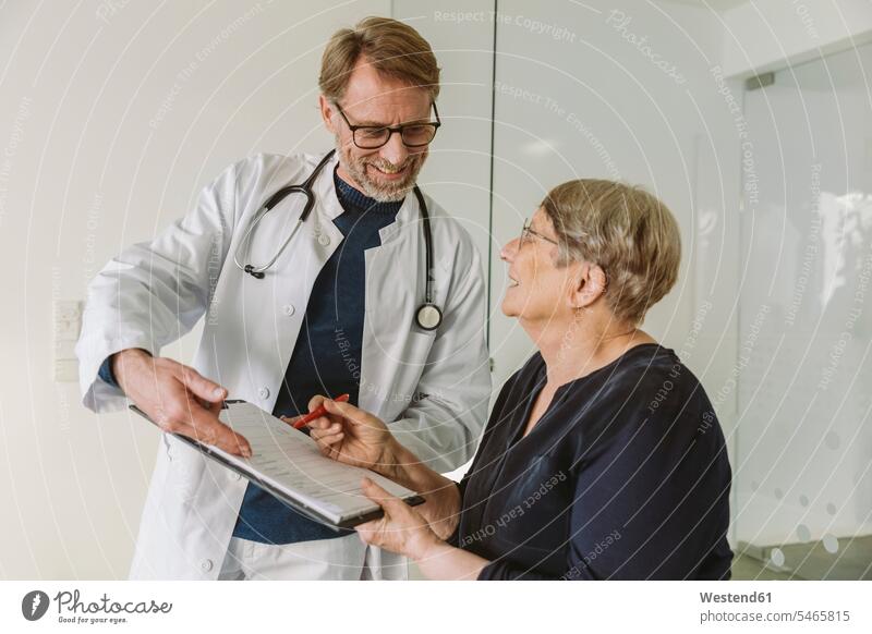Arzt hilft älterem Patienten beim Ausfüllen des Dokuments Gesundheit Gesundheitswesen medizinisch Erkrankung Erkrankungen Krankheiten Kranke Kranker Job Berufe