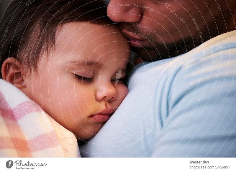 Nahaufnahme des Vaters küsst schlafendes Baby-Mädchen Papas Väter Vati Vatis Papis Tochter Töchter Babies Babys Säuglinge Kind Kinder Zuneigung Eltern Familie