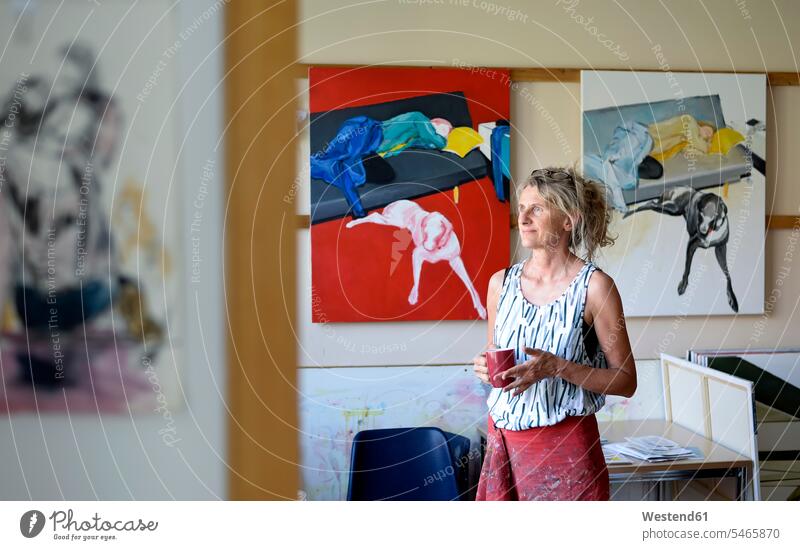 Malerin in ihrem Atelier, seitwärts blickend Kreativität Europäerin Europäerinnen Kaukasierin Kaukasierinnen stehen stehend steht Europäisch kaukasisch Mensch