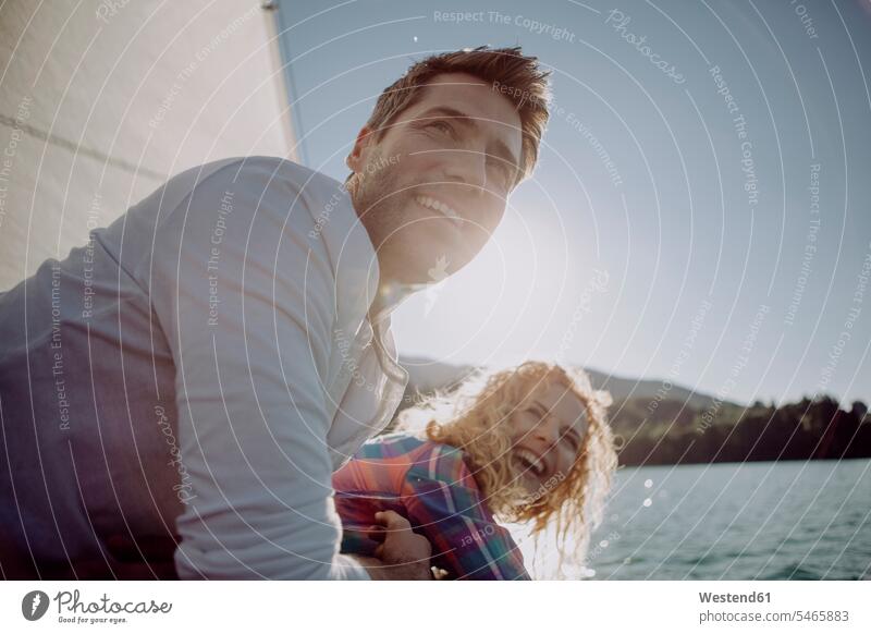 Glückliches Paar auf einem Segelboot Pärchen Paare Partnerschaft Segelboote Segelschiff Segeln segelnd segelt glücklich glücklich sein glücklichsein Mensch