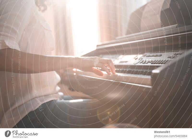 Nahaufnahme einer klavierspielenden Frau Instrument Instrumente Musikinstrumente Tasteninstrumente Klaviere Piano Pianos sitzend sitzt ausüben trainieren Übung