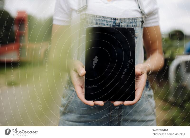Frau zeigt leeren Tablettenbildschirm Bildschirme Monitor Monitore Screen Screens Displays Farben Farbtoene Farbton Farbtöne schwarze schwarzen schwarzer