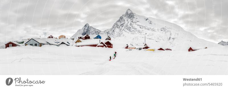 Grönland, Schweizer Alpen, Kuummiit, Skitourenfahrer Dorf Dörfer Doerfer Skitourengeher Skitourengehen Skibergsteigen Abenteuer abenteuerlich Haus Häuser
