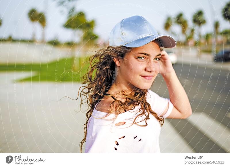 Porträt eines Mädchens mit Basecap Blickkontakt Augenkontakt weiblich Freizeit Muße Portrait Porträts Portraits Schirmmuetze Mütze Schirmmütze Muetze