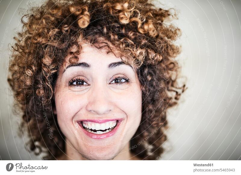 Porträt einer schwitzenden lachenden Frau mit lockigem Haar Locken lockiges Haar gelockte Haare gelocktes Haar weiblich Frauen Portrait Porträts Portraits
