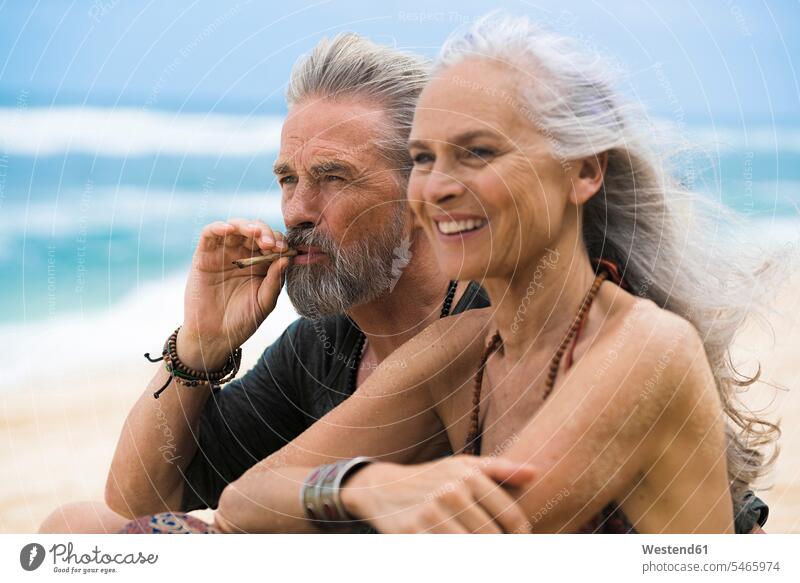 Senior Hippie Paar entspannt zusammen am Strand Entspannung relaxen entspannen Pärchen Paare Partnerschaft Gemeinsam Zusammen Miteinander Hippies Flower power