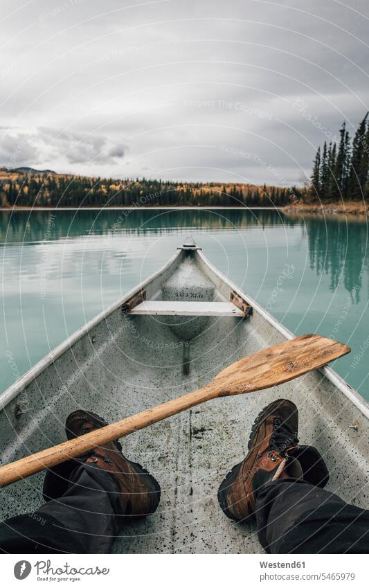 Kanada, Britisch-Kolumbien, Beine eines Mannes im Kanu auf dem Boya Lake See Seen Kanus Männer männlich Gewässer Wasser Paddelboot Paddelboote Boot Boote