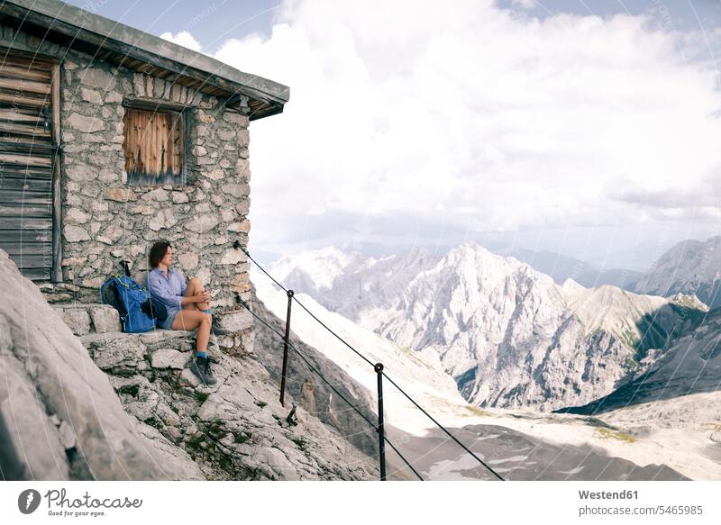 Österreich, Tirol, Frau auf Wandertour rastet auf Berghütte Berghütten Berghuette Hütte ausruhen Rast Erholung erholen weiblich Frauen Hütten Gebäude Bauwerk