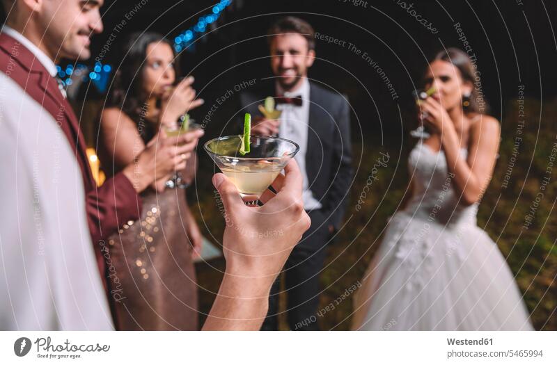 Glückliche Freunde trinken Cocktails auf einer nächtlichen Feldhochzeit Longdrink Longdrinks Party Parties Partys Felder glücklich glücklich sein glücklichsein