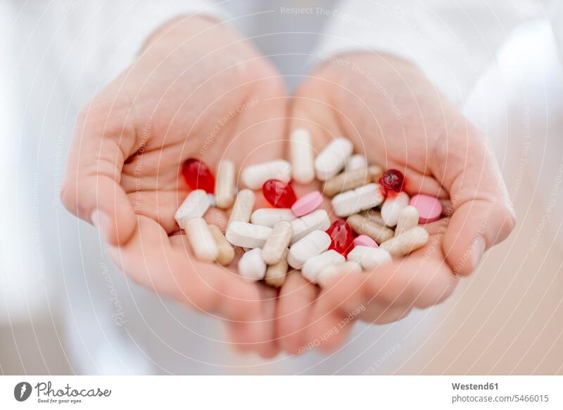 Ärztin mit Tabletten in der Hand Job Berufe Berufstätigkeit Beschäftigung Jobs Gesundheit Gesundheitswesen medizinisch Arznei Arzneimittel Medikamente Medizin