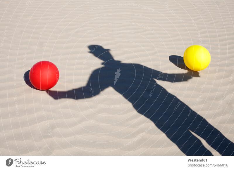 Schatten eines Mannes mit Bowlerhut und zwei Luftballons im Sand sandig Melone Bowler Hat Männer männlich Ballons Luftballone Hut Hüte Erwachsener erwachsen