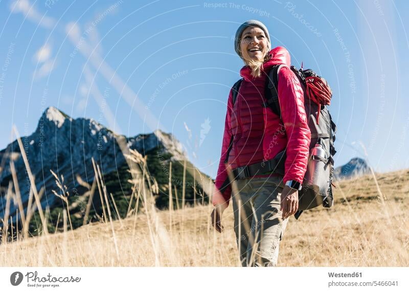 Österreich, Tirol, glückliche Frau bei einer Wanderung in den Bergen Gebirge Berglandschaft Gebirgslandschaft Gebirgskette Gebirgszug weiblich Frauen Glück