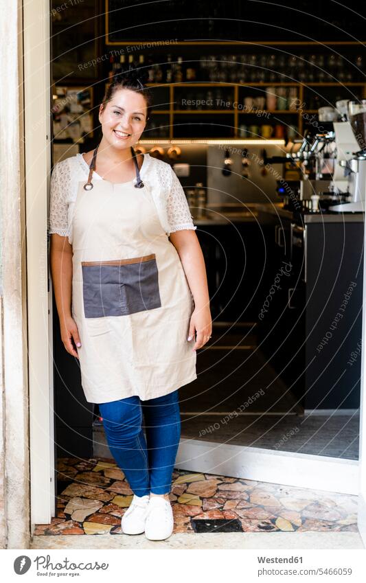 Lächelnde Besitzerin steht an Glastür am Eingang des Cafés Farbaufnahme Farbe Farbfoto Farbphoto Millennials junge Erwachsene erwachsen Mensch Menschen Person