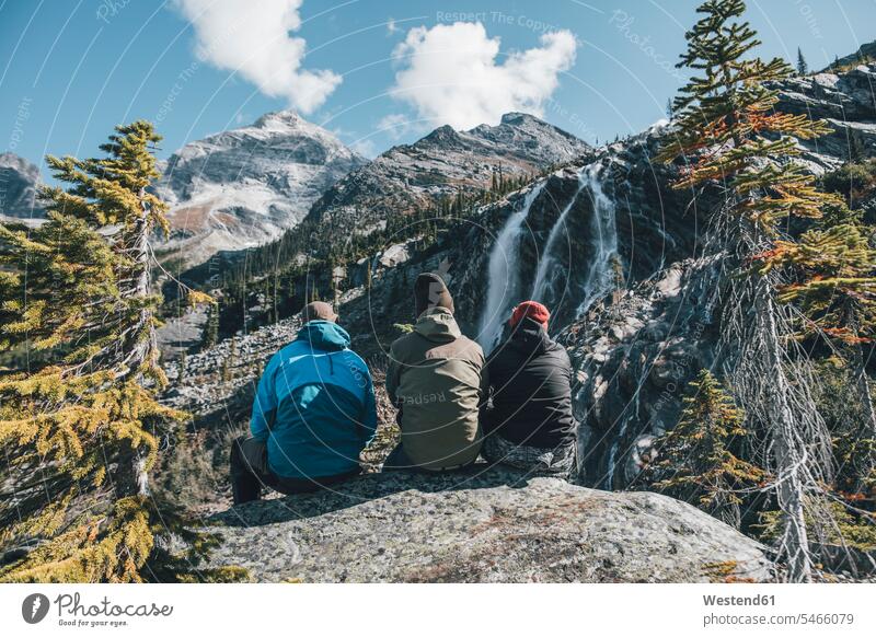 Kanada, Britisch-Kolumbien, Glacier National Park, drei Wanderer rasten am Sir Donald Trail Mann Männer männlich ausruhen Rast Erholung erholen Pause