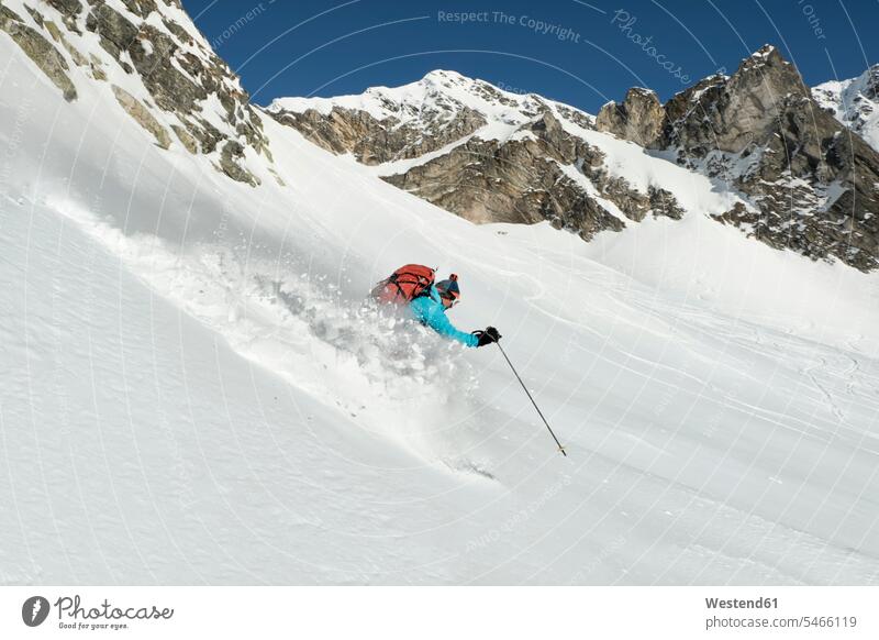 Schweiz, Grand-Saint-Bernard-Pass, Pain de Sucre, Mont Fourchon, Frau auf einer Skitour in den Bergen beim Abfahren Abfahrt Abfahrtslauf weiblich Frauen