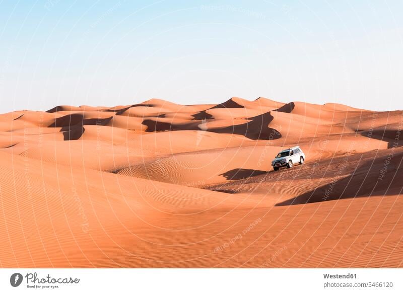 Sultanat Oman, Wahiba Sands, Dune bashing im SUV Geländewagen Geländefahrzeuge Jeep Jeeps reisen Travel verreisen Weg Reise Struktur Strukturen wolkenlos