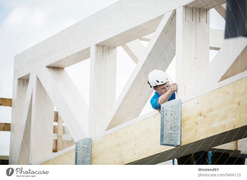 Österreich, Arbeiter repariert Dachkonstruktion Helm Helme Job positionieren Mann Männer männlich befestigen Erwachsener erwachsen Mensch Menschen Leute People