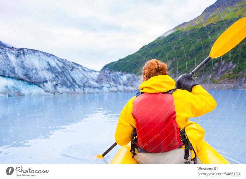USA, Alaska, Valdez, junge Frau im Kajak vor dem Valdez-Gletscher Kajaks paddeln paddelnd paddelt Kajakfahren Kajak fahren Reise Travel Touristin reisen