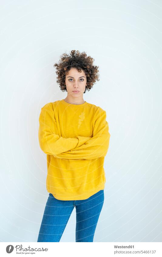 Porträt einer selbstbewussten Frau mit gelbem Pullover stehen stehend steht weiblich Frauen Selbstbewusstsein selbstsicher Selbstsicherheit Selbstvertrauen