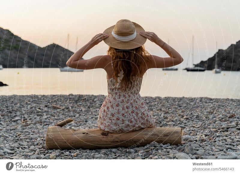 Junge Frau genießt Strand bei Sonnenuntergang Leute Menschen People Person Personen Europäisch Kaukasier kaukasisch 1 Ein ein Mensch eine nur eine Person single