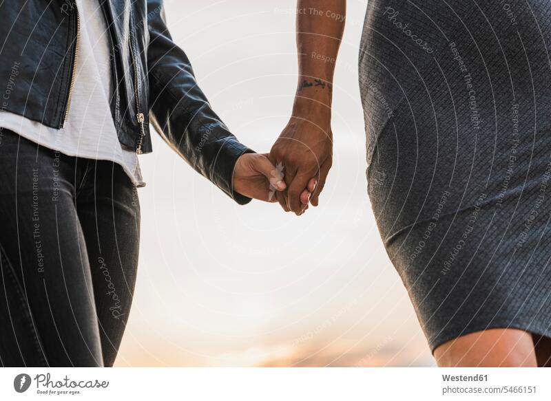 Nahaufnahme eines lesbischen Paares, das sich im Freien die Hände hält Pärchen Partnerschaft Zuneigung Hand halten Mensch Menschen Leute People Personen