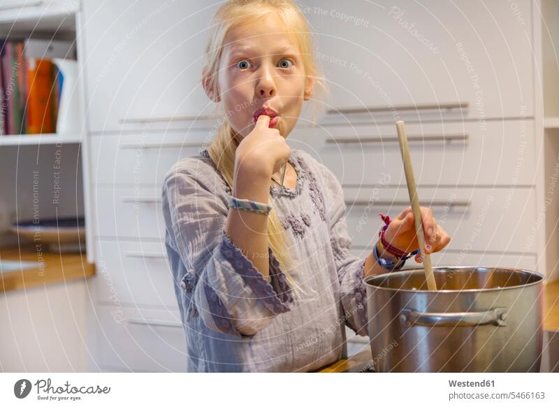Porträt von Mädchen kochen Marmelade zu Hause Finger Freude freuen lecker appetitlich schmackhaft wohlschmeckend Innenaufnahme drinnen Innenaufnahmen