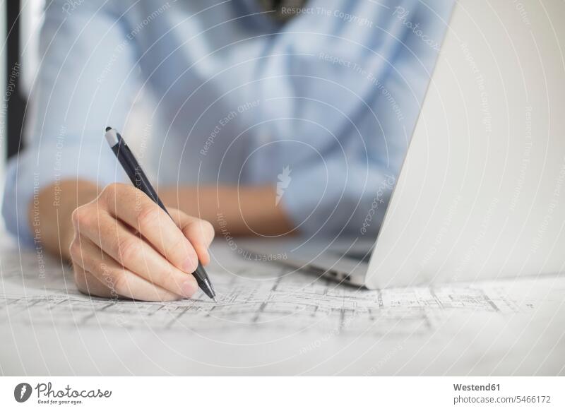 Nahaufnahme eines Mannes mit Laptop, der sich im Büro Notizen zum Plan macht Pläne Office Büros Notebook Laptops Notebooks notieren Männer männlich Arbeitsplatz