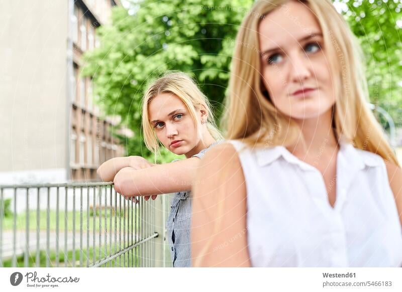 Zwei unzufriedene junge Frauen im Freien Freundinnen Unzufriedenheit Stadt staedtisch städtisch weiblich Freunde Freundschaft Kameradschaft Außenaufnahme