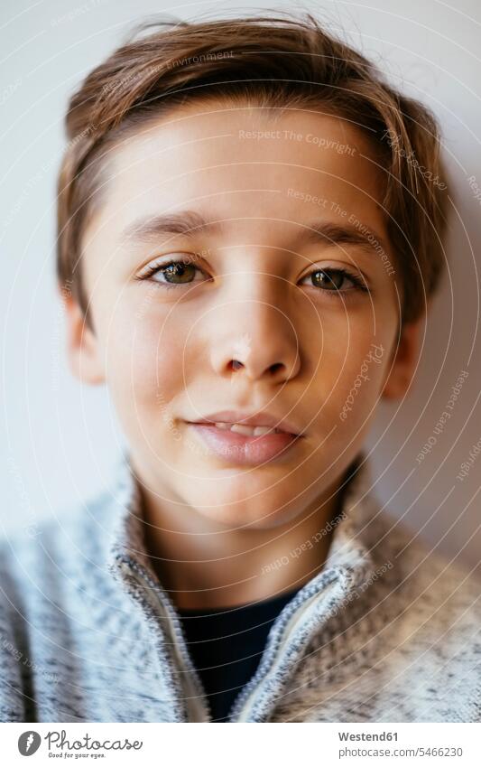 Porträt eines lächelnden brünetten Jungen Buben Knabe Knaben männlich braune Haare braunhaarig braunes Haar Portrait Porträts Portraits Zuversicht