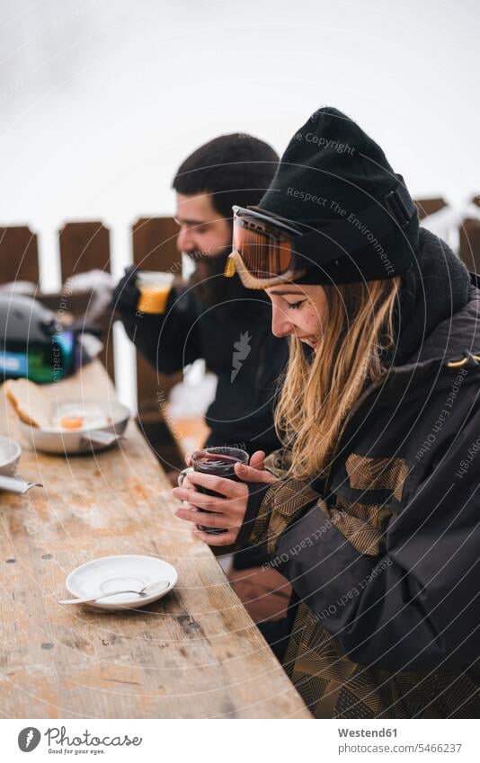 Paar in Skikleidung bei einem heißen Getränk in einer Berghütte Heißgetränk heißes Getränk heiss Hitze Pärchen Paare Partnerschaft Mensch Menschen Leute People