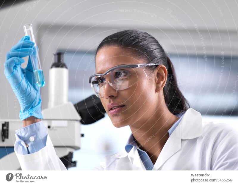 Biotechnology Research, Wissenschaftlerin beim Mischen einer chemischen Formel Experiment experimentieren Wissenschaftlerinnen Forscherin Analyse Auswertung