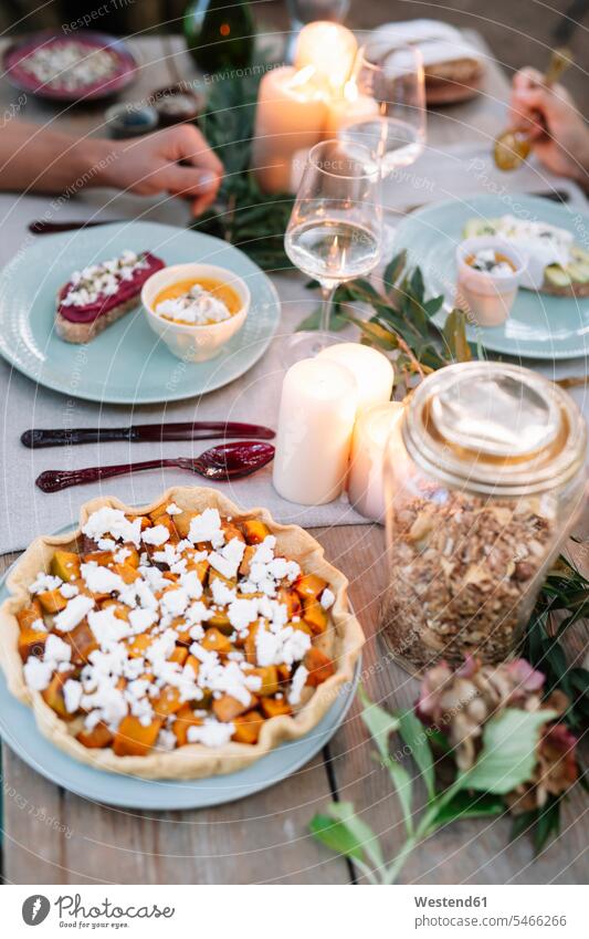 Nahaufnahme eines Paares bei einem romantischen Essen bei Kerzenschein im Freien Mahlzeit Mahlzeiten Speise Speisen Pärchen Partnerschaft schwärmerisch