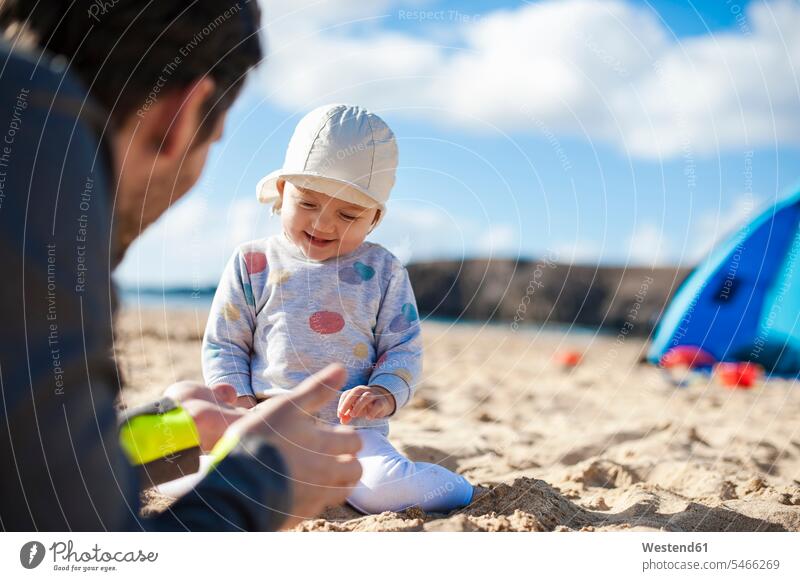 Spanien, Lanzarote, glückliches kleines Mädchen spielt mit dem Vater am Strand Papas Väter Vati Vatis Papis Beach Straende Strände Beaches Glück glücklich sein