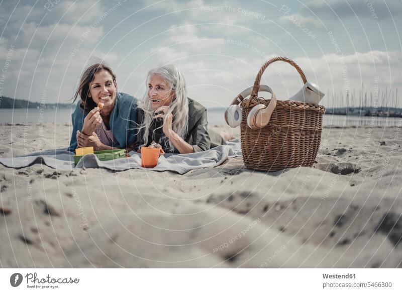 Mutter und Tochter machen ein Picknick am Strand Leute Menschen People Person Personen Europäisch Kaukasier kaukasisch 2 2 Menschen 2 Personen zwei