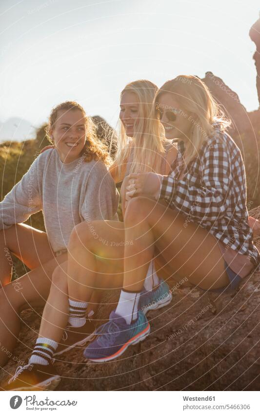 Schweiz, Große Mythen, drei glückliche Freundinnen auf einer Wandertour machen bei Sonnenaufgang Pause Glück glücklich sein glücklichsein Sonnenaufgänge Ausflug