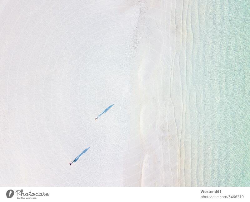 Zwei Menschen und ihre Schatten an einem Strand mit kristallklarem Wasser von oben gesehen, Yucatan, Mexiko Touristen sommerlich Sommerzeit Miteinander Zusammen