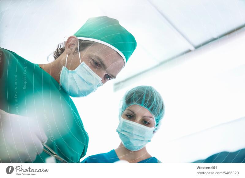 Chirurg führt Operation mit Krankenschwester im Operationssaal des Krankenhauses durch Farbaufnahme Farbe Farbfoto Farbphoto Südafrika Afrika Innenaufnahme