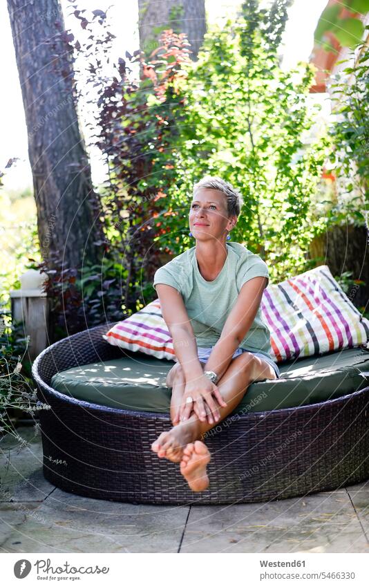 Porträt einer Frau, die sich im Garten entspannt Gärten Gaerten Portrait Porträts Portraits weiblich Frauen Entspannung relaxen entspannen Erwachsener erwachsen