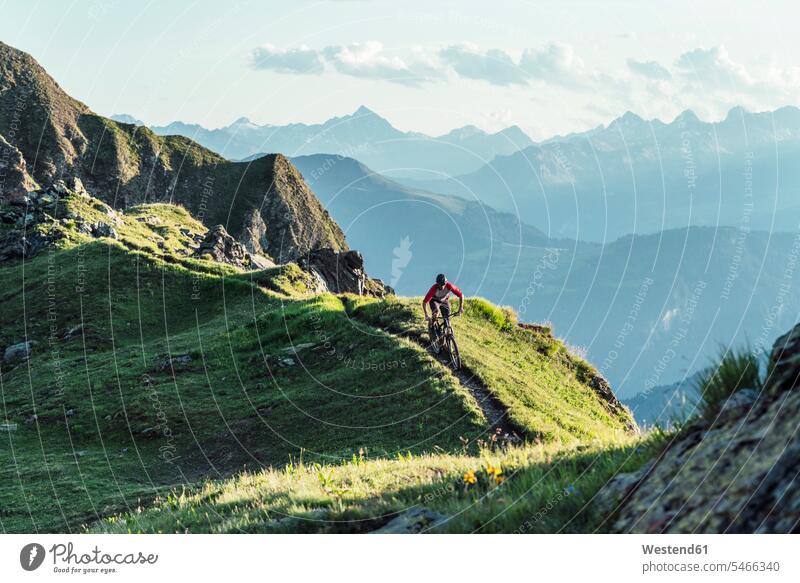 Mountainbiker auf einem Weg auf einem Bergrücken, Graubünden, Schweiz Raeder Räder Bike Bikes Fahrräder Rad fahrend fahrende fahrender fahrendes Muße