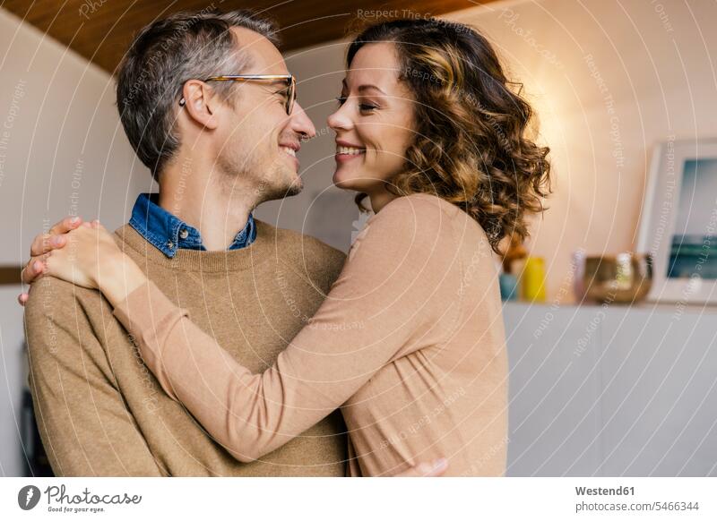 Glückliches, liebevolles Paar zu Hause Brillen Arm umlegen Umarmung Umarmungen freuen geniessen Genuss glücklich sein glücklichsein gefühlvoll Emotionen