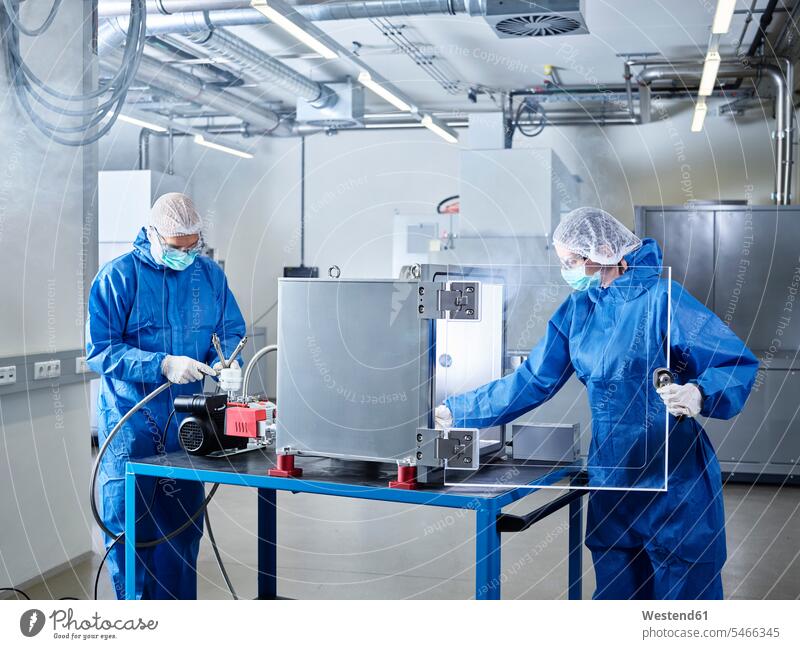 Chemiker, die im industriellen Laborreinraum arbeiten Arbeit Schutzanzug Schutzanzuege Schutzanzüge Chemikanten Chemielabor chemisches Labor sterile Kleidung
