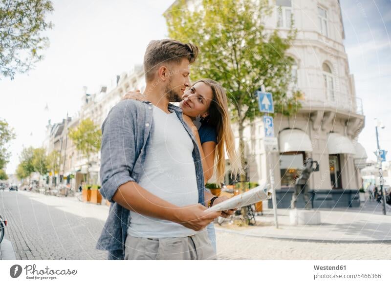 Niederlande, Maastricht, glückliches junges Paar erkundet die Stadt Glück glücklich sein glücklichsein staedtisch städtisch Pärchen Paare Partnerschaft erkunden