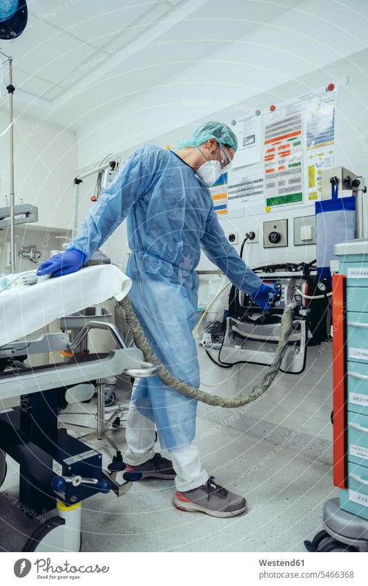 Arzt in der Notaufnahme eines Krankenhauses mit Beatmungsgerät Job Berufe Berufstätigkeit Beschäftigung Jobs Arbeit Gesundheit Gesundheitswesen medizinisch