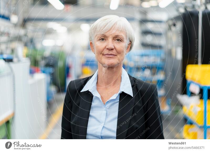 Porträt einer selbstbewussten älteren Geschäftsfrau in einer Fabrik Fabriken Zuversicht Zuversichtlich Selbstvertrauen Vertrauen Geschäftsfrauen Businesswomen
