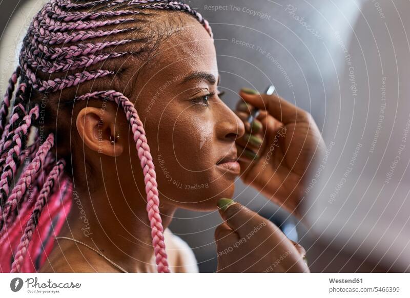Visagistin schminkt das Gesicht einer jungen Frau Leute Menschen People Person Personen Afrikanisch Afrikanische Abstammung dunkelhäutig Farbige Farbiger